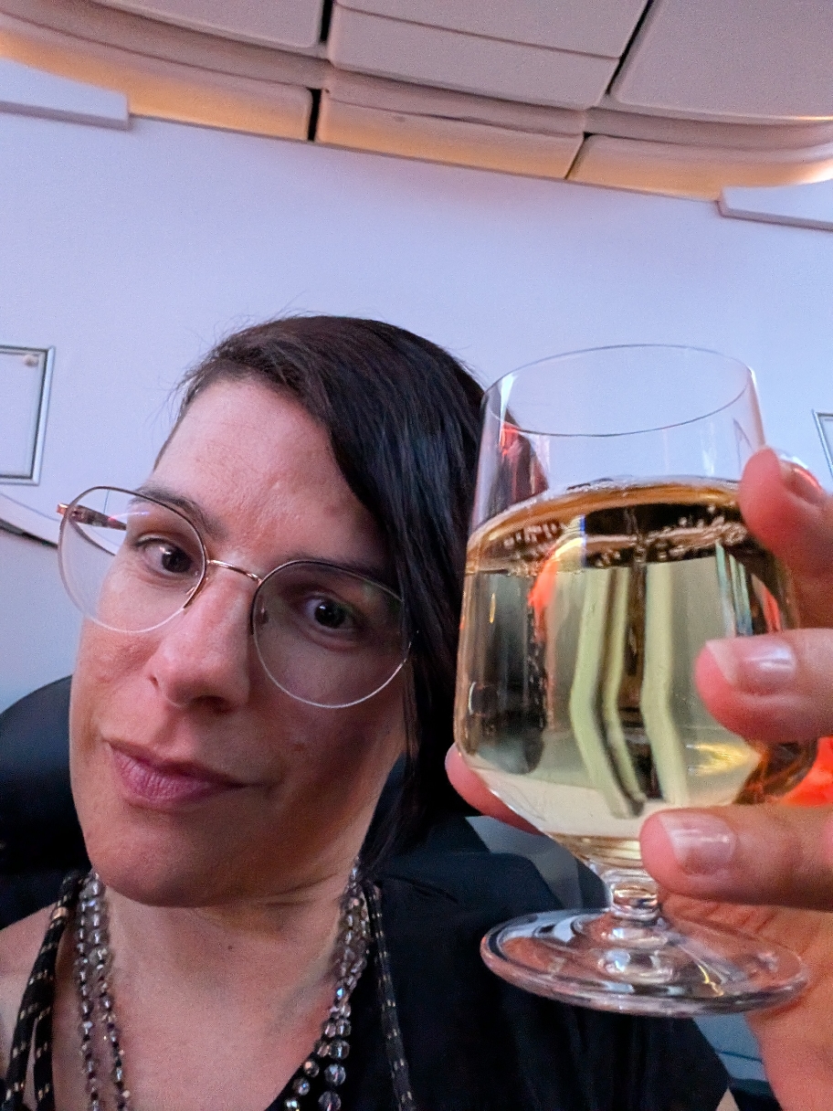 Prost, auf die nächsten 8 Stunden Luxus über den Wolken.