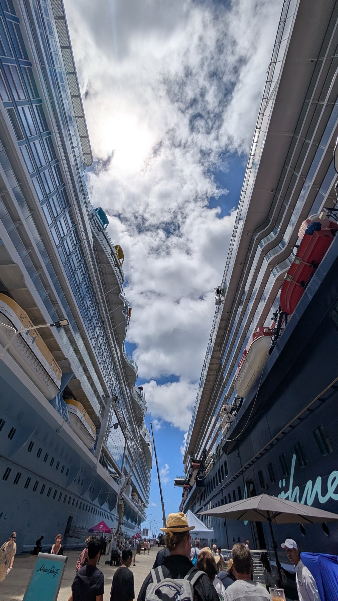 Mein Schiff 2 am Anleger