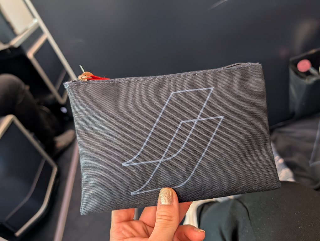 Amenity Kit mit Zahnbürste, Handcreme & Co.