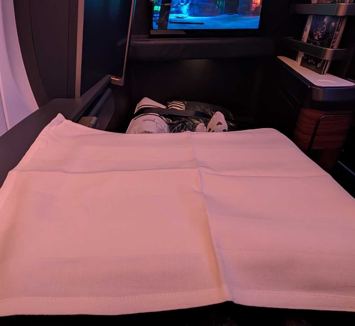 Condor Business Class: : Weiße Tischdecken zum Essen
