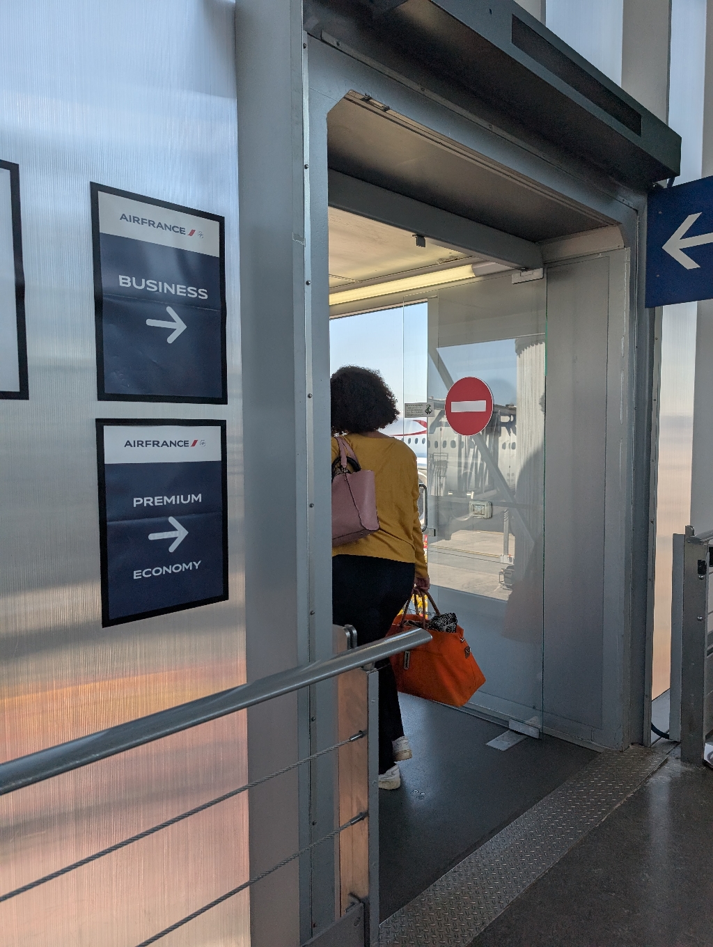Business und Premium Passagiere steigen über den ersten Finger ein