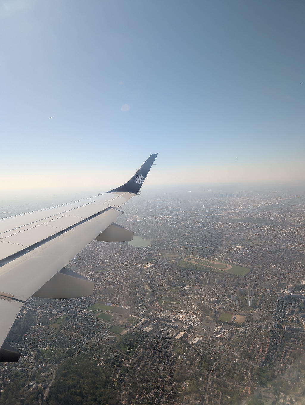 Anflug Paris (an der Flügelspitze sieht man den Eiffelturm)