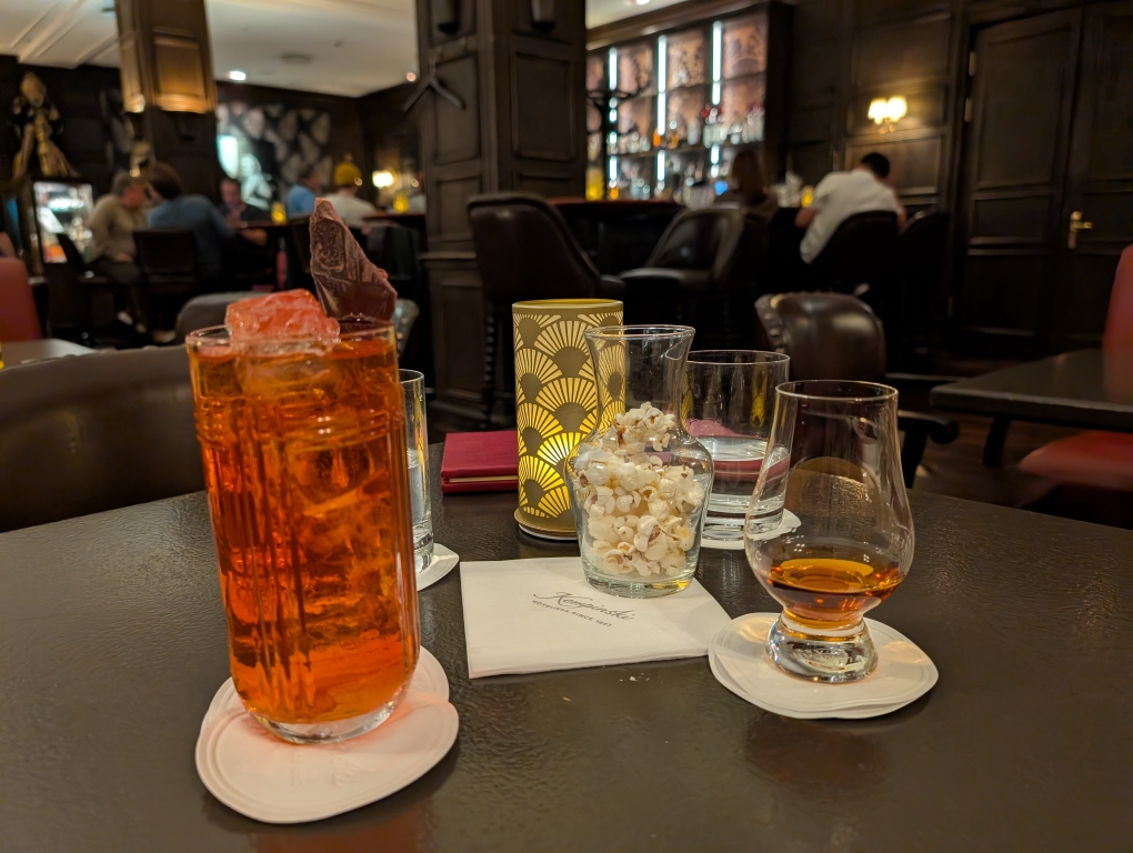 Runde 2: "Pianist" (Weißer Rum, Pandan, Erdbeere, limette, Geräucherte Schokolade, Soda) und Rum