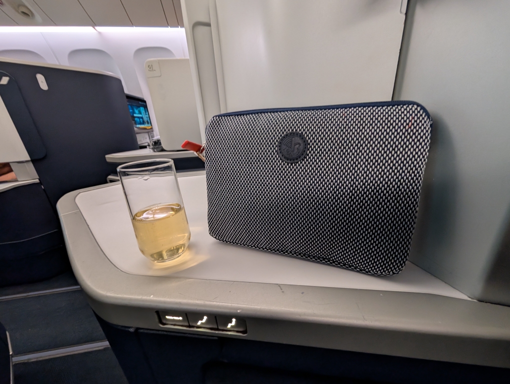 Nach dem Einsteigen wurde Champagner gereicht und das Amenity Kit gebracht ...