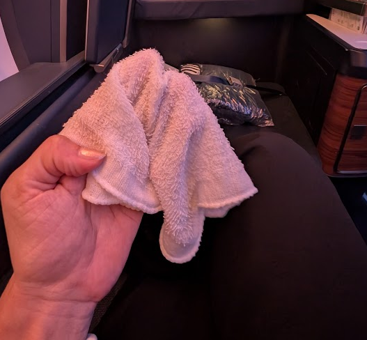 Condor Business Class: : Heißes Tuch nach dem Start