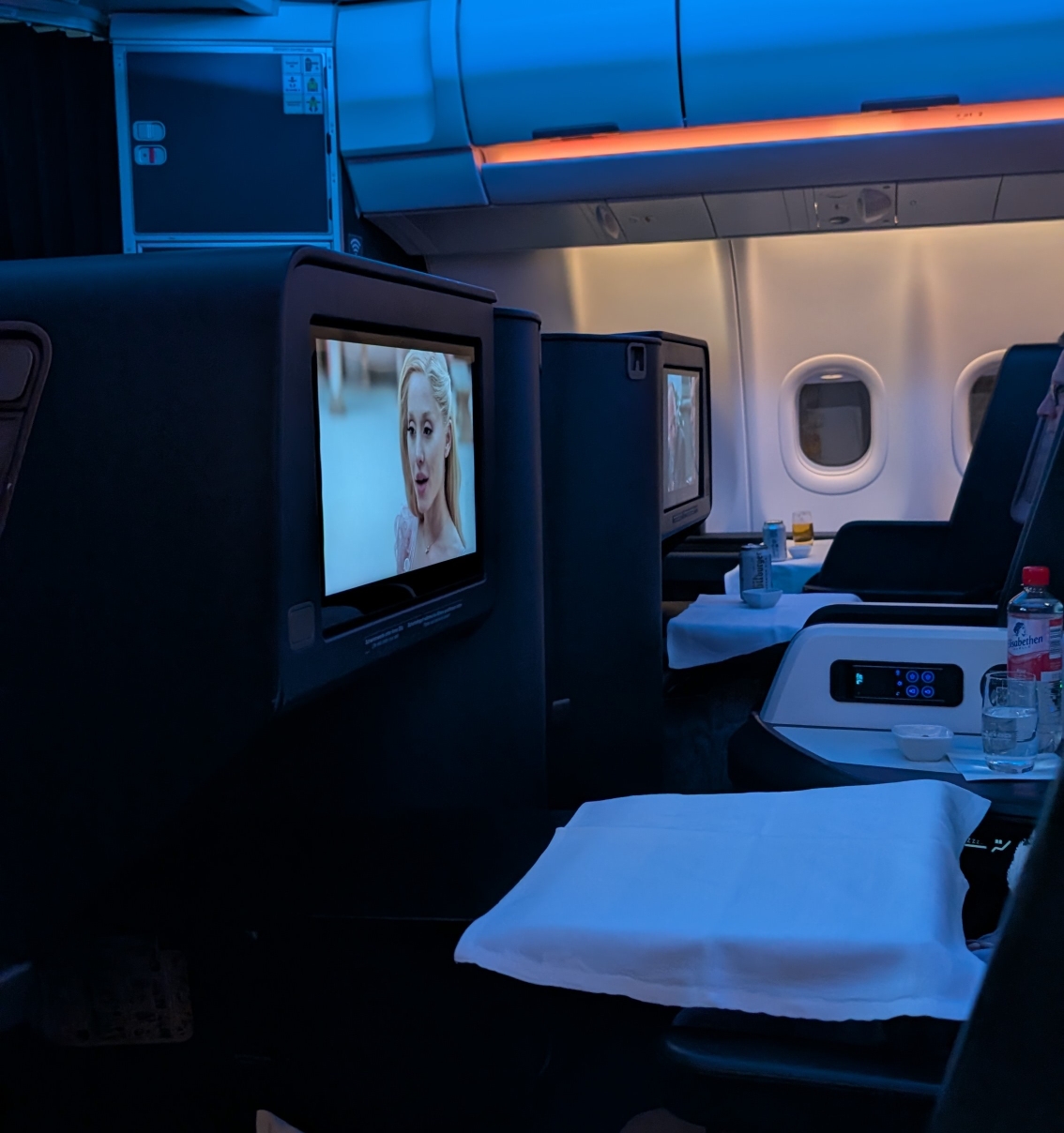 Condor Business Class: Weiße Tischdecken zum Essen