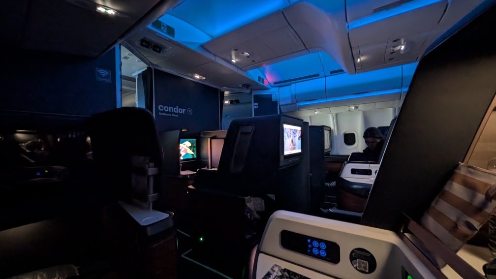 Condor Business Class: Blick vom Prime Seat auf die abgedunklete Kabine