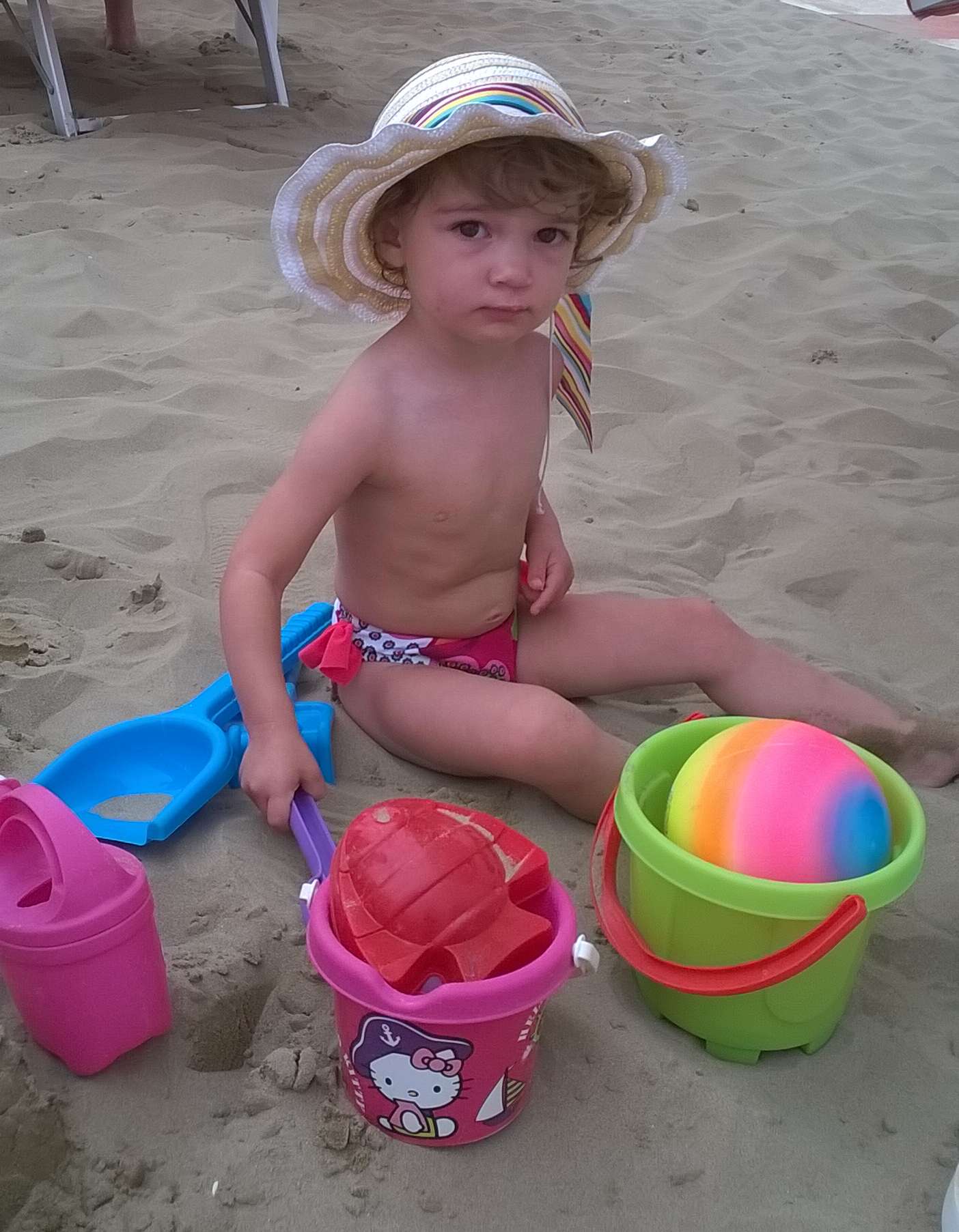 Arianna a 2 anni al mare