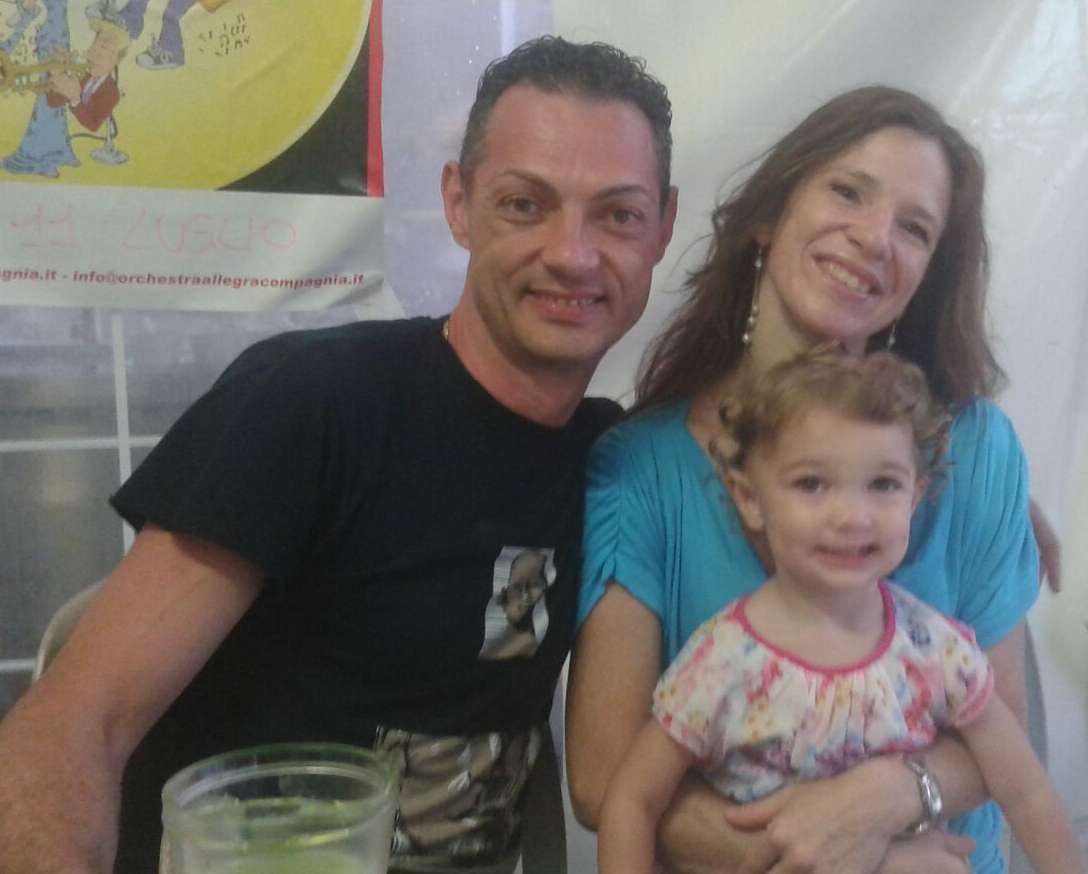 Arianna a 2 anni con mamma e papà