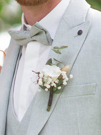 Boutonnières du marié et témoins. 