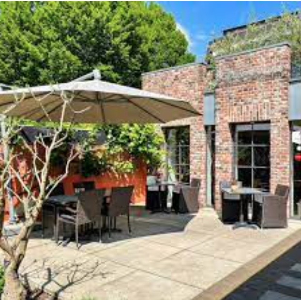 Kult und Genuss - 10 Minuten zu Fuß entfernt, oder Ihr fahrt mit dem Auto, Parkplatz direkt vor der Tür.