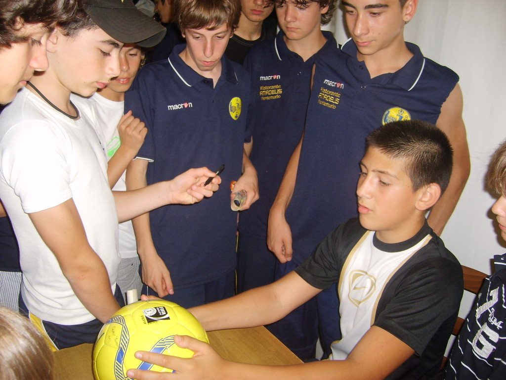 I ragazzi firmano il pallone che hanno regalato al loro Mister: Emilio