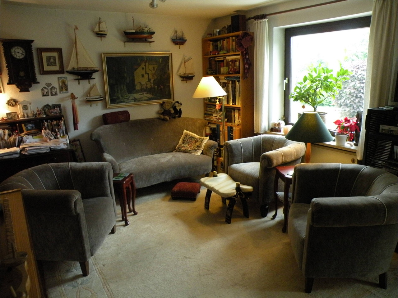 Neu bezogenen Wohnzimmergarnitur 3 Sessel, Hocker und Sofa
