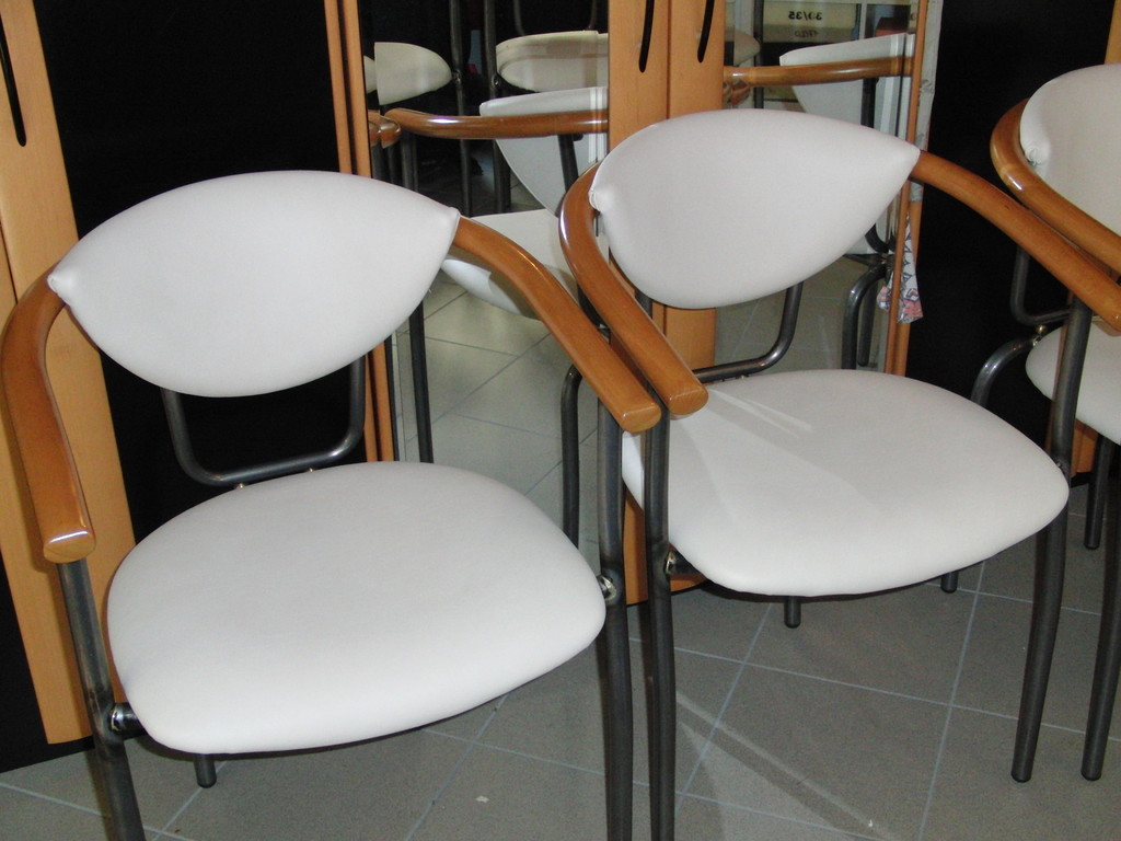 Stühle mit Kunstleder bezogen