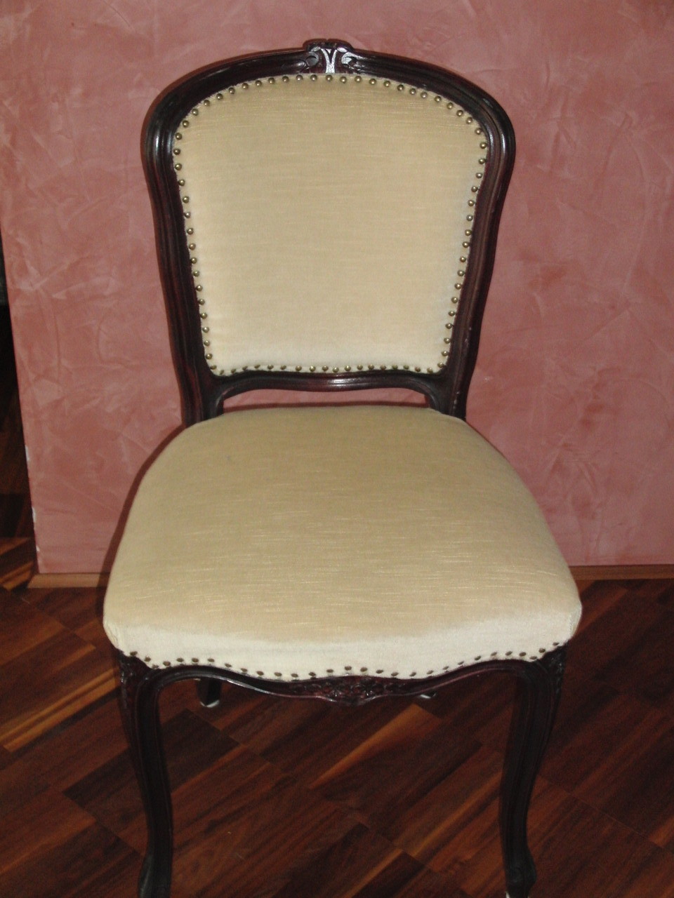 Stuhl neu augepolstert und bezogen