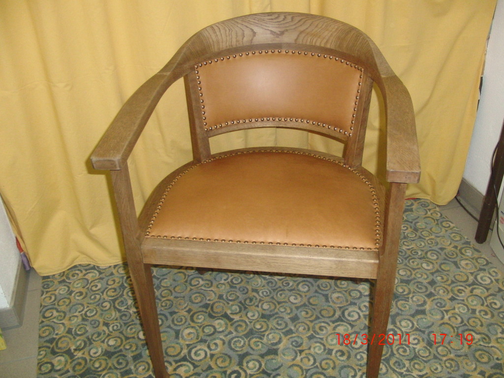 Stuhl mit echtem Leder bezogen und neu aufgepolstert