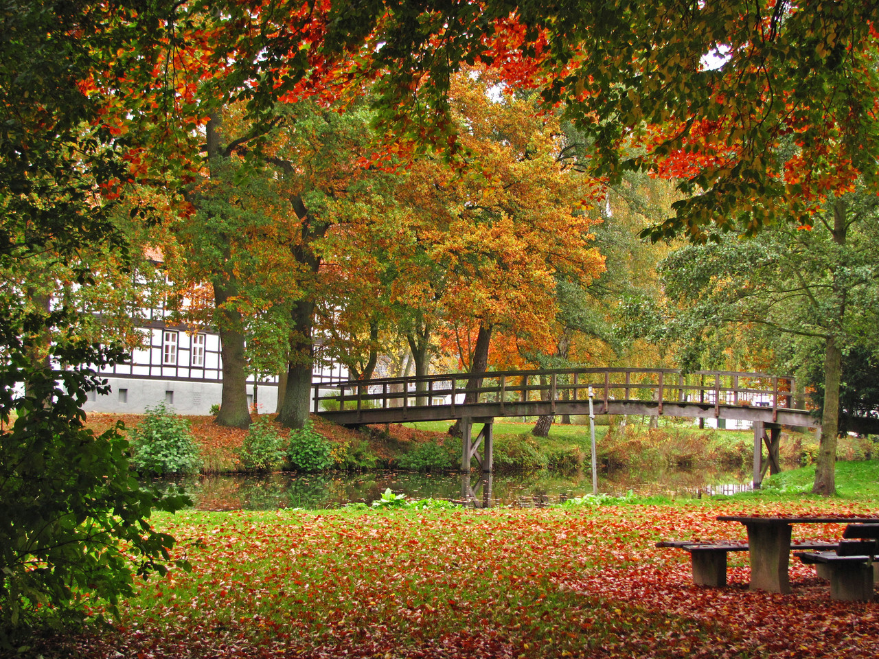 Brücke über den Burggraben- von der Delme zum Amtshof