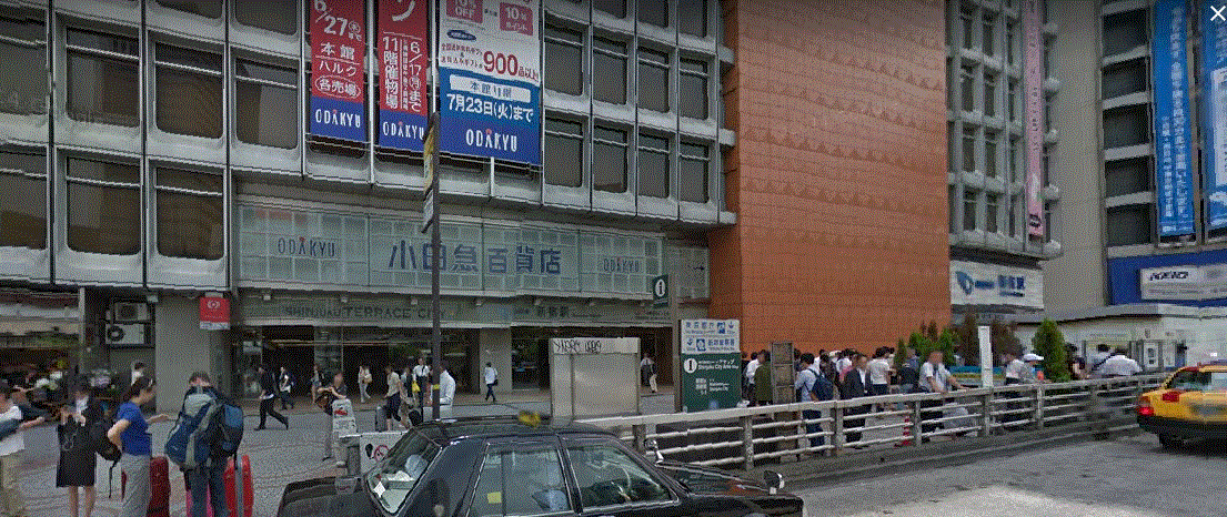 JR新宿駅西口の地上に出ます。