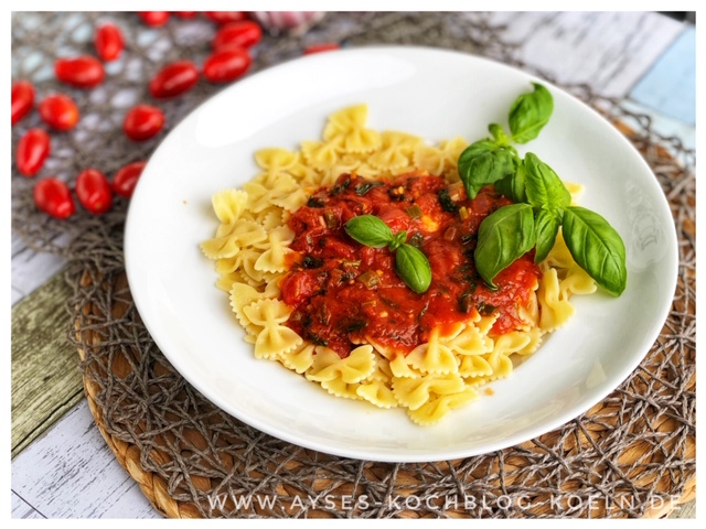 schnelle Spaghetti mit Tomatensosse und Basilikum l Spaghetti Napoli fertig in 15 Minuten