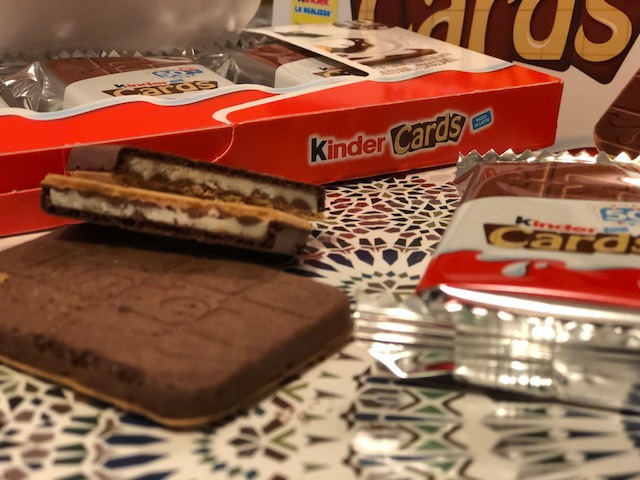 Wie schmecken die Kinder Cards Sorte Milch und Kakao von Ferrero?