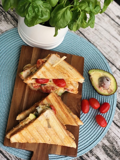Caprese Sandwich mit Avocado l so schmeckt der Sommer l Sommer Sandwich