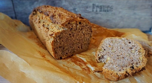 einfaches Walnuss-Brot mit Vollkornmehl