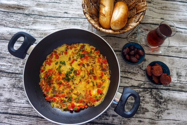 Tuerkisches Ruehrei Menemen Rezept - das Bauernfruehstueck