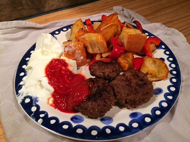 Reste Essen Kebab mit Joghurt und Tomatensosse - Iskender