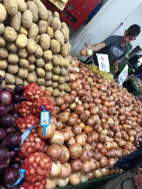 Zwiebeln auf dem Markt in Izmir