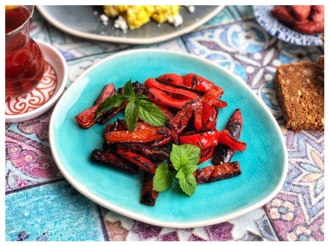 Gegrillte Paprika mit Olivenoel zum Fruehstueck l Paprika Tuerkisch