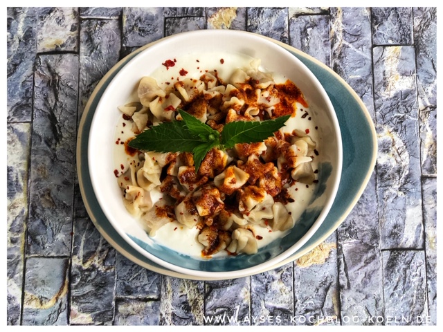 Tuerkische Manti mit roter Sauce l Manti Teig l Tuerkische Tortellini mit Joghurtsauce