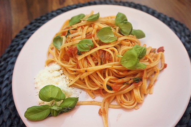 vegane Spaghetti Napoli in 15 Minuten l Spaghetti mit veganer Tomatensosse