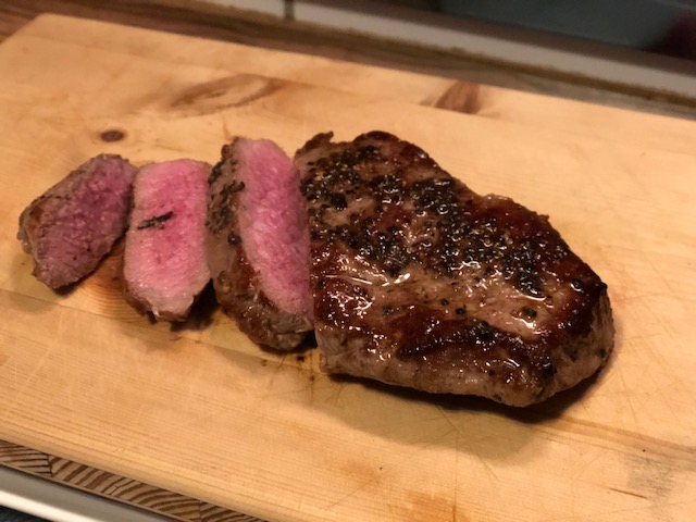 Wie brate ich ein Steak Medium l So einfach gelingt das saftige Steak