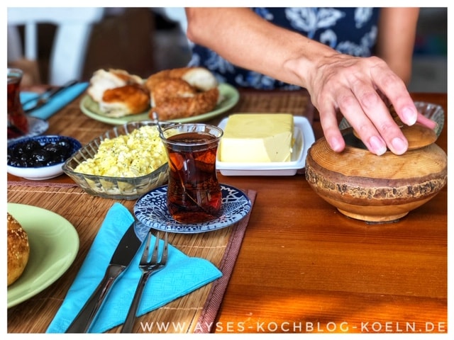 Tuerkisches Ruehrei Rezept mit Feta und Dill