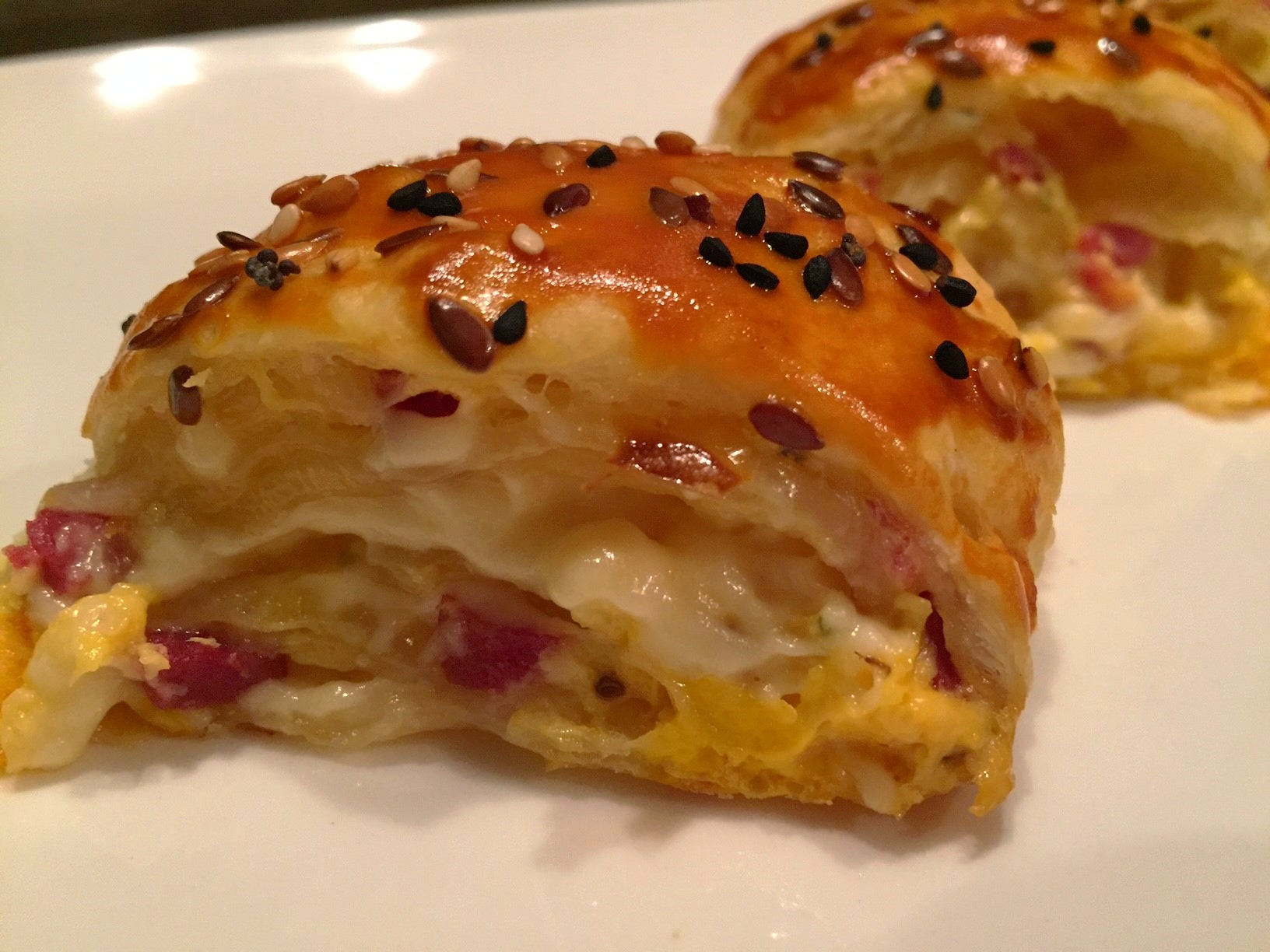 Kaese-Haeppchen aus Blaetterteig mit Speck und Feta