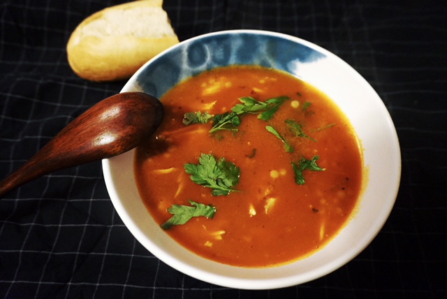 original Rezept fuer tuerkische Tomatensuppe mit Nudeln und Huhn l Arpa Serhiye Corbasi