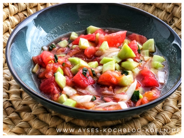 Tuerkische Gazpacho mit Tomaten und Minze l Kalte Gemuesesuppe tuerkischer Art