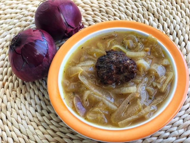 schnelle franzoesische Zwiebelsuppe mit Parmesan Hackbaellchen