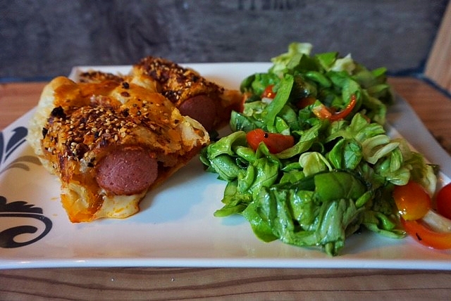Pesto Wurst mit Kaese im Blaetterteigmantel