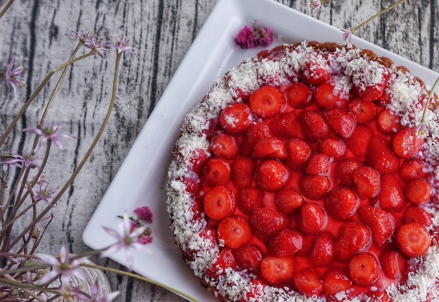 Einfacher Erdbeerkuchen mit Vanille-Puddingcreme l Erdbeer-Liebe in 10 Minuten