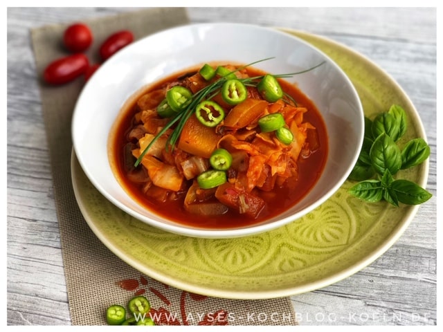 Tuerkische vegane Gemuesepfanne mit Weisskohl und Zucchini