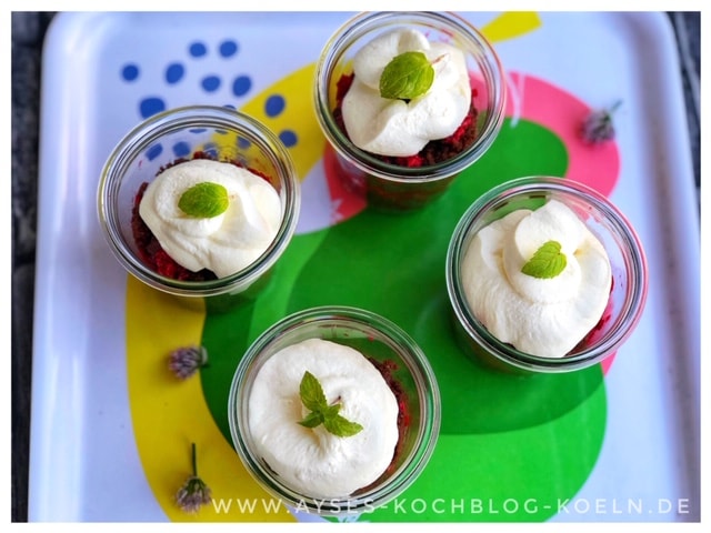 Einfaches Schichtdessert im Glas ohne Backen l Schoko-Himbeer-Becher mit Sahne