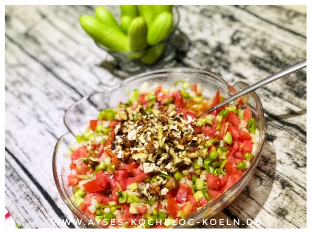 Tuerkischer Tomatensalat mit Walnuessen l tuerkischer Tomaten Gurken Salat
