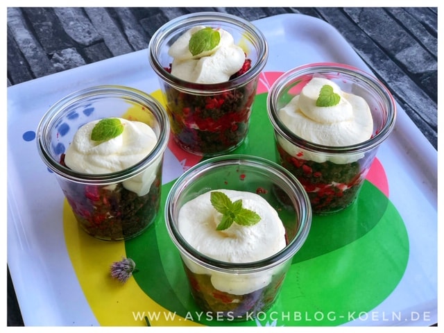 Einfaches Schichtdessert im Glas ohne Backen l Schoko-Himbeer-Becher mit Sahne