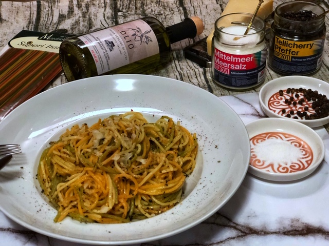 Spaghetti Pasta Cacio e Pepe mit Knoblauch - Essen zum ersten Date