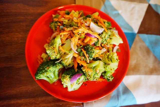 einfacher Brokkoli Salat mit Karotten und Granatapfelsirup