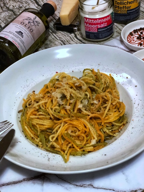 Spaghetti Pasta Cacio e Pepe mit Knoblauch - Essen zum ersten Date