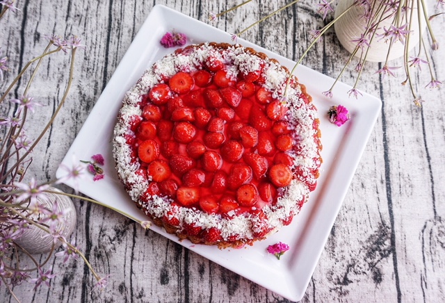 Einfacher Erdbeerkuchen mit Vanille-Puddingcreme l Erdbeer-Liebe in 10 Minuten