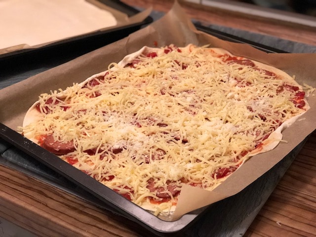 die beste selbstgemachte Pizza mit Sucuk l der Teig muss nicht gehen