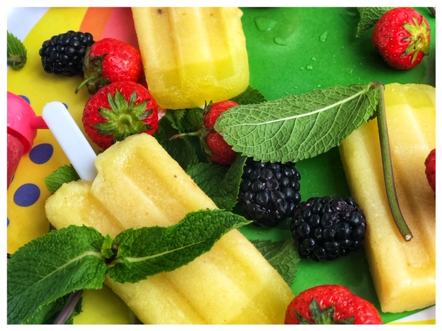Nicecream Vegan mit Bananen und Ananas l Beeren Eis Smoothie Rezept l kalorienarmes Eis